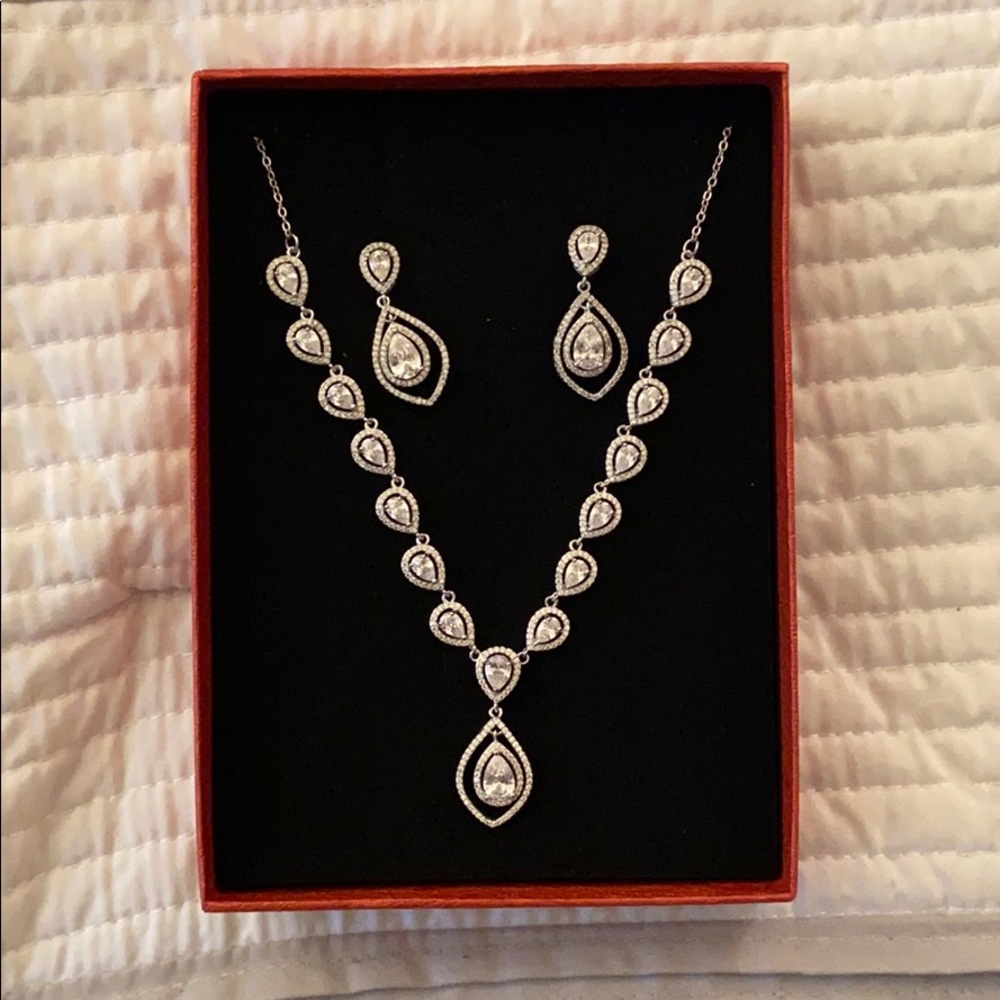 ❗️SOLD❗️Necklace + Earring Set